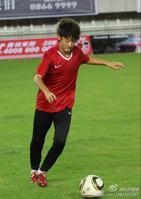 程进左膝内侧副韧带撕裂已扔掉拐杖 三十岁中场自认正当年 程进左膝内侧副韧带撕裂已扔掉拐杖 三十岁中场自认正当年