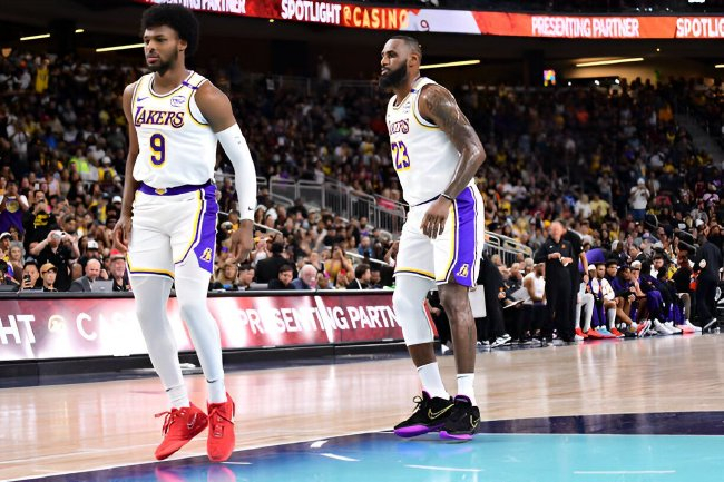 父子同台:詹姆斯与布朗尼第二节同时登场创造NBA历史 父子同台:詹姆斯与布朗尼第二节同时登场创造NBA历史