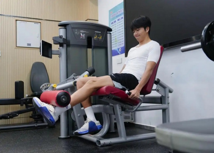 李镇全左腓骨下段骨折恢复中:已开始力量训练,祝福队友U23热身