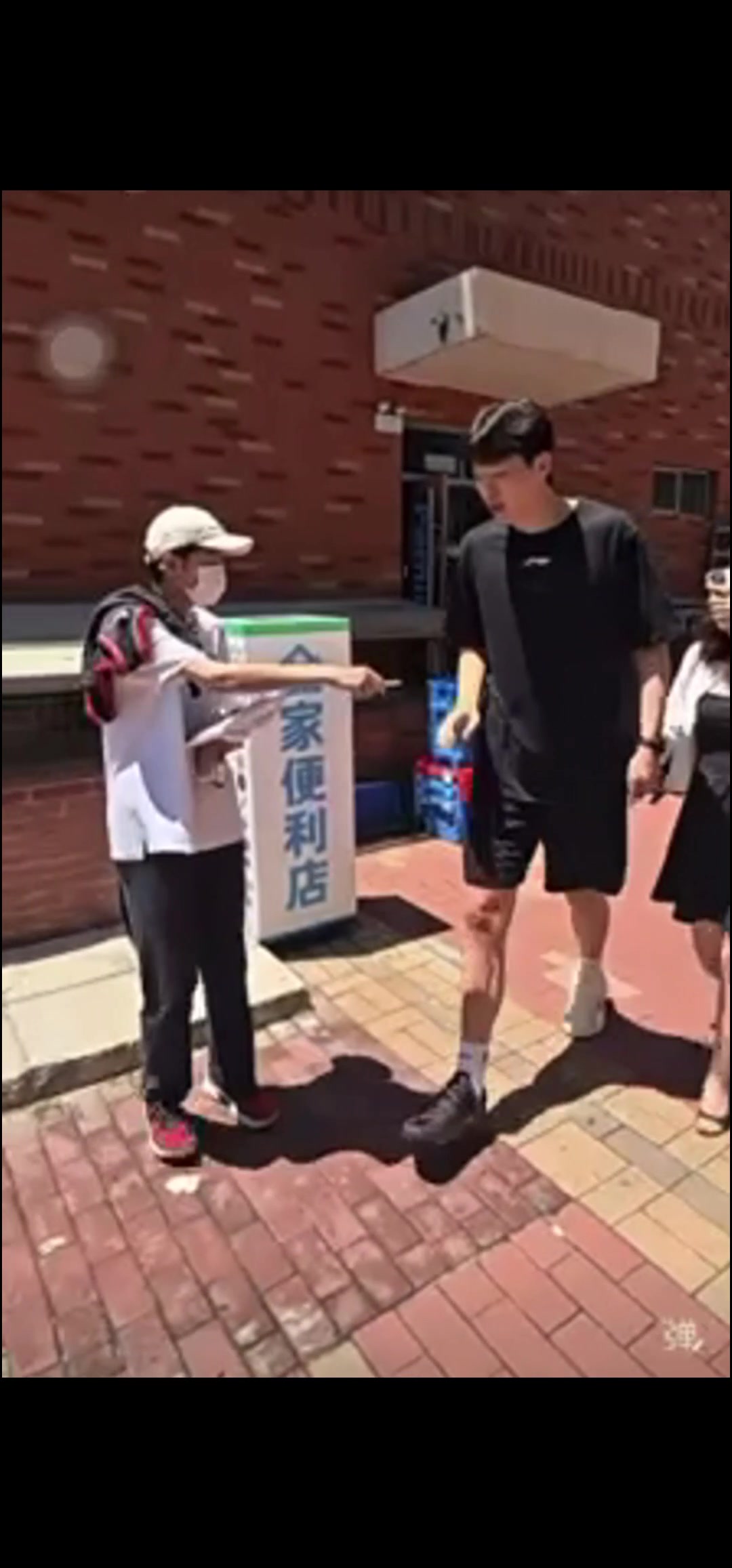 杨瀚森北京见面会离场未理会签名请求 球迷喊话'我们也没吃饭' 杨瀚森北京见面会离场未理会签名请求 球迷喊话'我们也没吃饭'