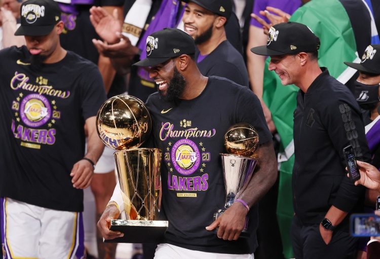 现役仅8人获FMVP，詹姆斯4次领跑，下一个会是谁